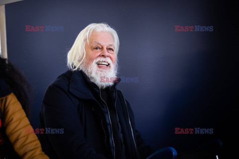 Wolny Paul Watson na lotnisku