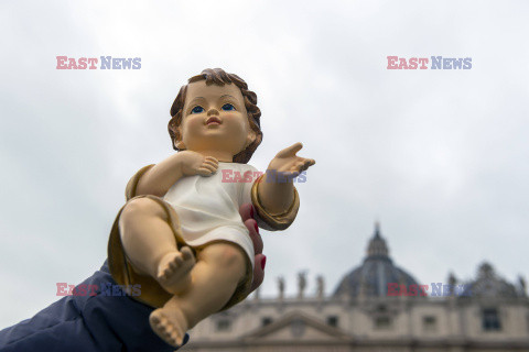 Papież Franciszek pobłogosławił figurki Dzięciątka Jezus