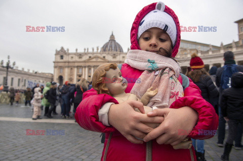 Papież Franciszek pobłogosławił figurki Dzięciątka Jezus