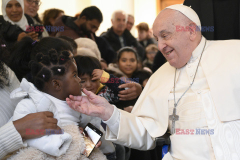 Papież Franciszek pobłogosławił figurki Dzięciątka Jezus