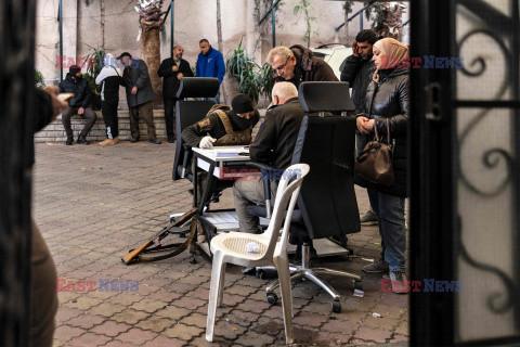 Syryjczycy oddają broń i rejestrują się w specjalnych centrach