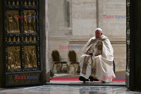 Papież Franciszek otworzył Drzwi Święte w bazylice watykańskiej