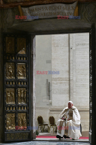 Papież Franciszek otworzył Drzwi Święte w bazylice watykańskiej