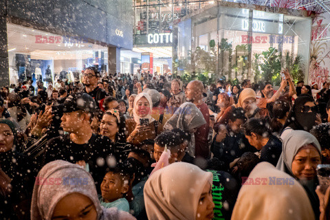 Ludzie bawią się w sztuczym śniegu w Kuala Lumpur