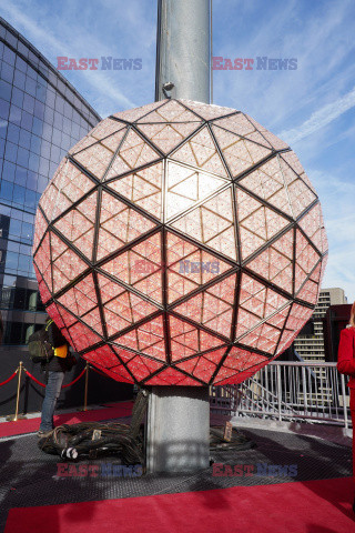 Nowe kryształy na noworocznej kuli z Times Square