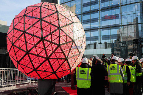 Nowe kryształy na noworocznej kuli z Times Square