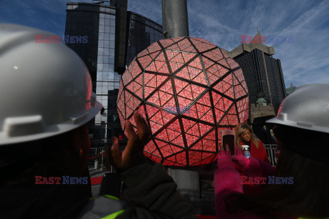 Nowe kryształy na noworocznej kuli z Times Square