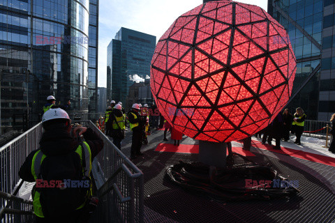 Nowe kryształy na noworocznej kuli z Times Square