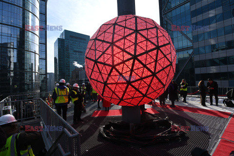 Nowe kryształy na noworocznej kuli z Times Square