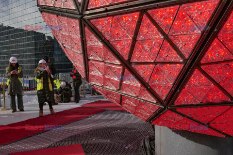 Nowe kryształy na noworocznej kuli z Times Square