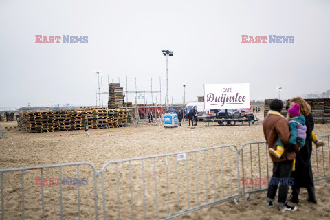 Przygotowania do sylwestrowego ogniska na plaży w Holandii