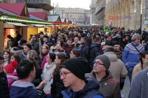 Zatłoczony Mediolan przed Sywestrem