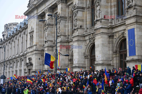 Zwolennicy Calina Georgescu protestują przed sądem w Bukareszcie