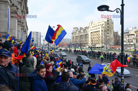 Zwolennicy Calina Georgescu protestują przed sądem w Bukareszcie