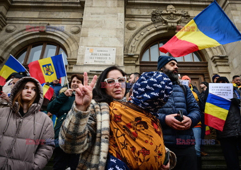 Zwolennicy Calina Georgescu protestują przed sądem w Bukareszcie