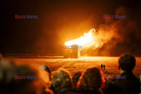 Tradycyjne gigantyczne ognisko na plaży w Scheveningen