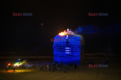 Tradycyjne gigantyczne ognisko na plaży w Scheveningen