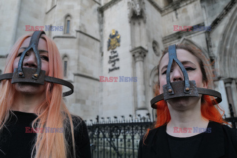 Protest z uzdami na twarzach