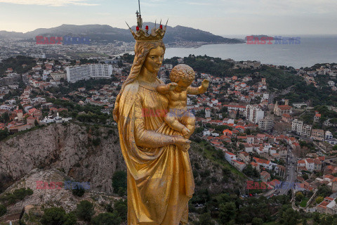 Złota figura Matki Boskiej na szczycie Bazyliki Notre-Dame w Marsylii