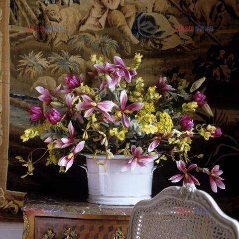 Aranżacje z kwiatów we wnętrzach szwajcarskiego zamku - Andreas von Einsiedel