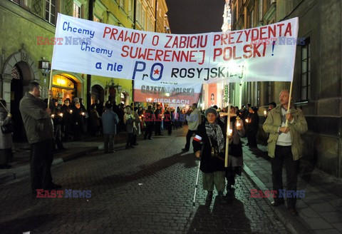 Marsz pamięci przed pałacem prezydenckim