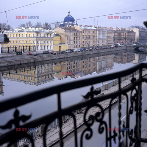 Czerwony apartment w St Petersburgu -Andreas Von Einsiedel