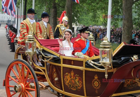 Książę William, Kate Middleton i Brytyjska Rodzina Królewska w drodze na ślub