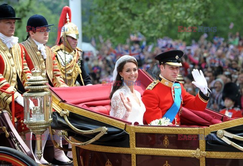 Książę William, Kate Middleton i Brytyjska Rodzina Królewska w drodze na ślub