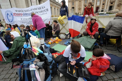 Plac Świętego Piotra w przeddzień beatyfikacji Jana Pawła II