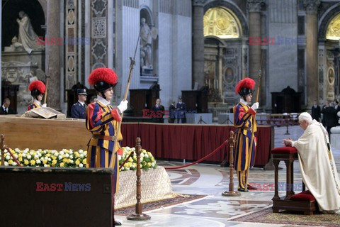 Trumna ze szczątkami papieża została wystawiona w bazylice św. Piotra