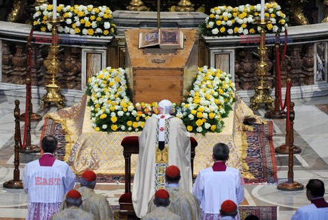 Trumna ze szczątkami papieża została wystawiona w bazylice św. Piotra