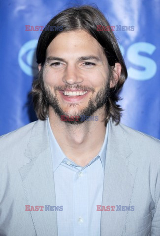 Ashton Kutcher na imprezie CBS Upfront