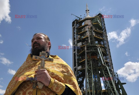 Prawosławny duchowny poświęca prom Sojuz