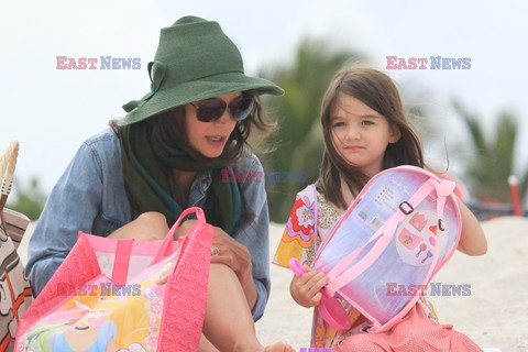 Katie Holmes i Suri na plaży