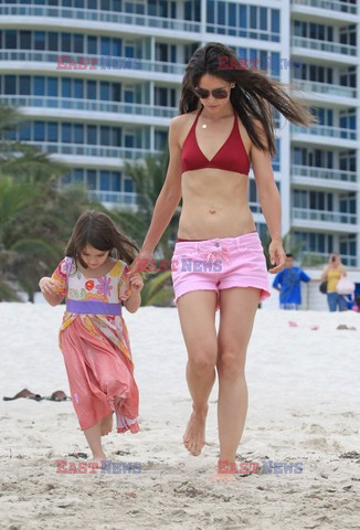 Katie Holmes i Suri na plaży