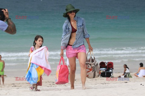 Katie Holmes i Suri na plaży