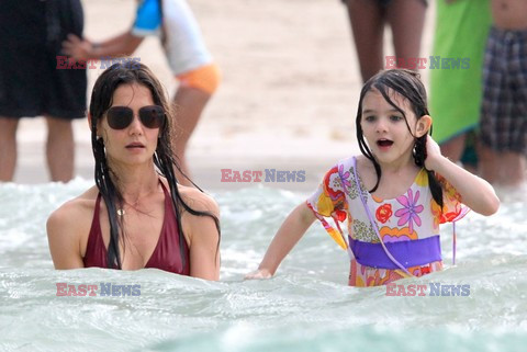 Katie Holmes i Suri na plaży