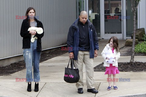 Suri Cruise with an ice cream