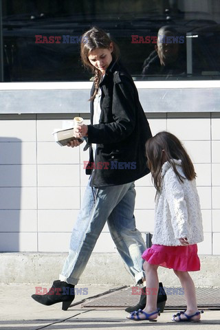 Suri Cruise with an ice cream