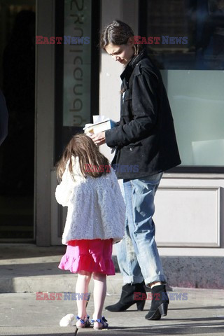 Suri Cruise with an ice cream