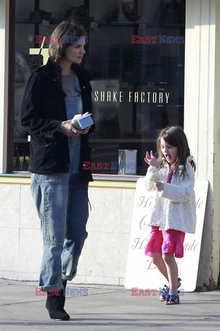 Suri Cruise with an ice cream