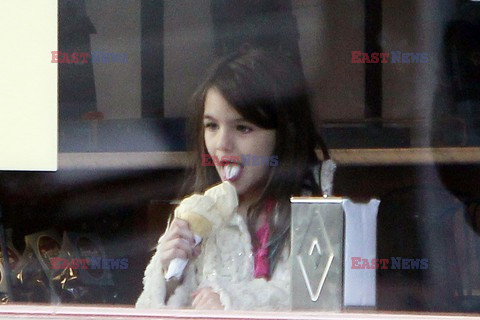 Suri Cruise with an ice cream