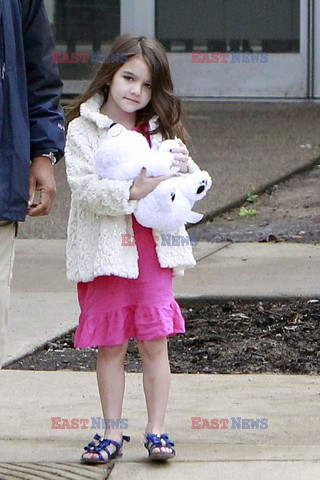 Suri Cruise with an ice cream