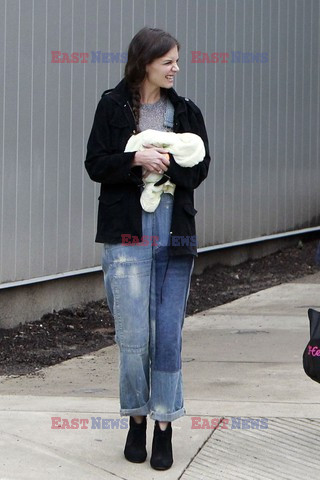 Suri Cruise with an ice cream