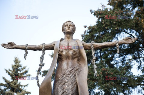 Pomnik ksiedza Jerzego Popieluszki w centrum Torunia