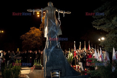 Pomnik ksiedza Jerzego Popieluszki w centrum Torunia