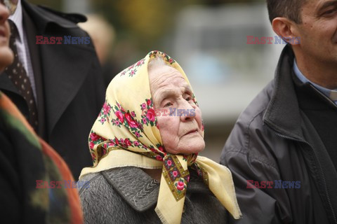 Matka Ks. Jerzego Popiełuszki wspomina syna pod jego pomnikiem w Toruniu