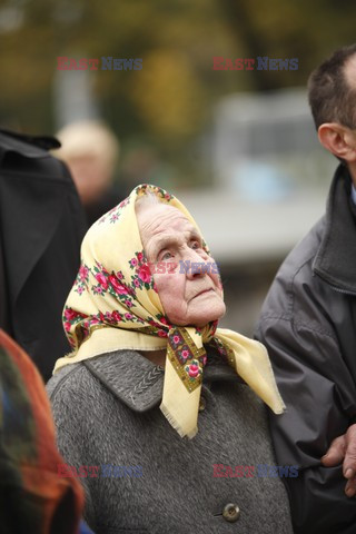 Matka Ks. Jerzego Popiełuszki wspomina syna pod jego pomnikiem w Toruniu