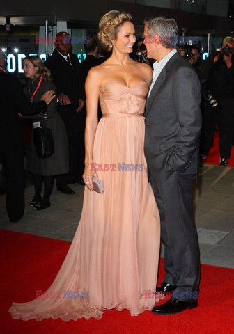 George Clooney and Stacy Keibler walks through the Time Warner Center 