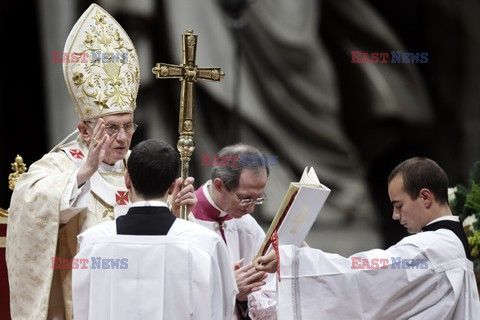 Papież Benedykt XVI przewodniczy uroczystej pasterce